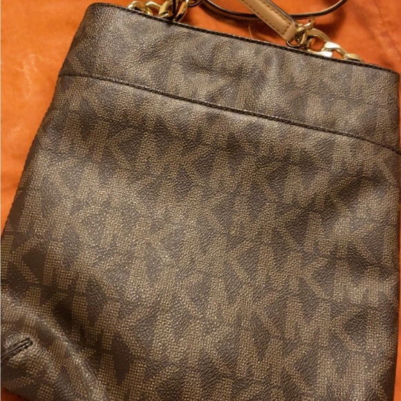 Micheal Kors Crossbody Bag - Picture 2 of 6